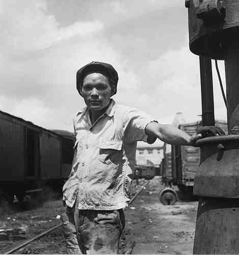 Operador de interruptor en la estación de carga de la American Railroad Co. of Porto Rico en San Juan, Puerto Rico