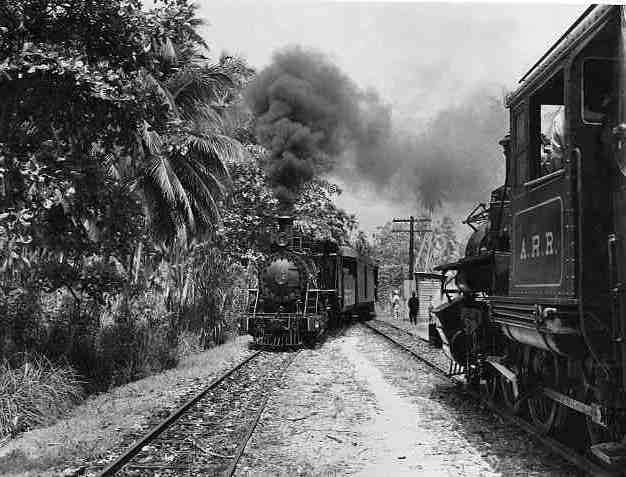 Tren en apartadero esperando que pase otro tren cerca de Rincón, Puerto Rico