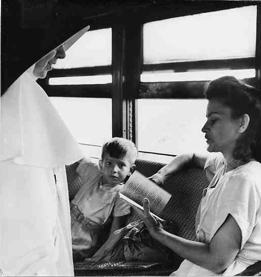 Monjas hablando con pasajeros abordo de un tren cerca de Mayagüez, Puerto Rico