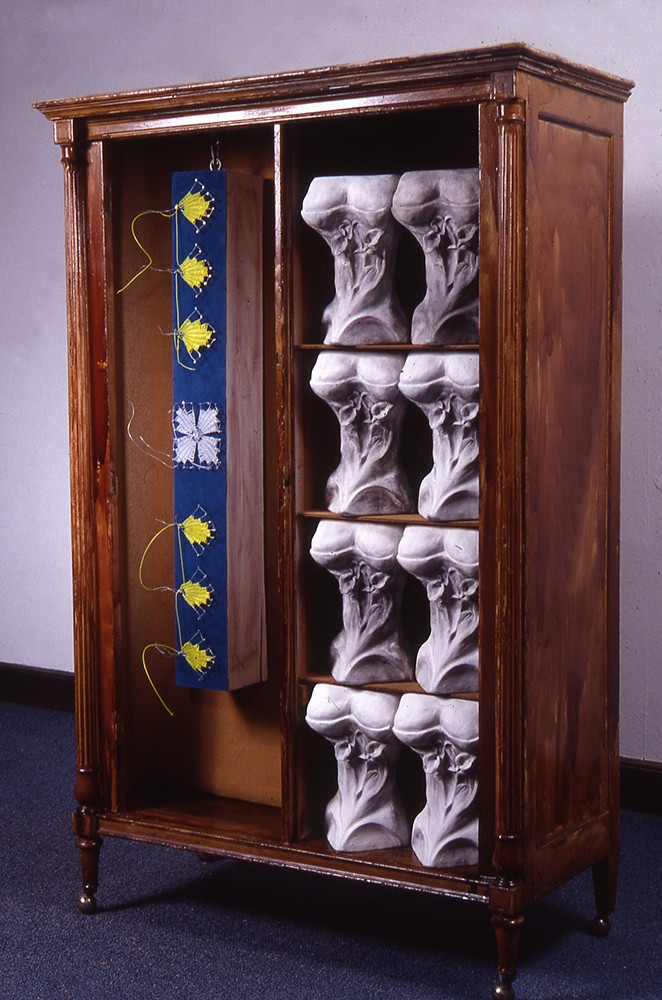 Para obtener las distancias en la parte posterior se apoya la cinta métrica en el medio del cuello sobre la vértebra más saliente, tomando dos medidas