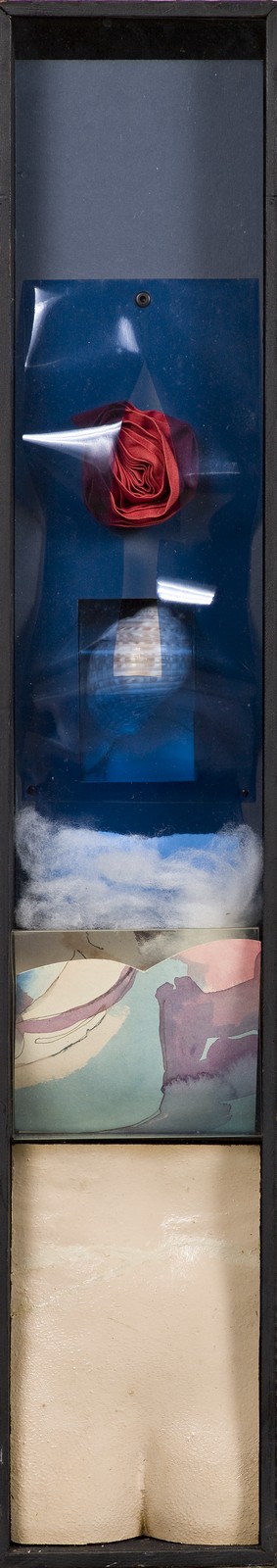 Una mujer, una rosa y el mar