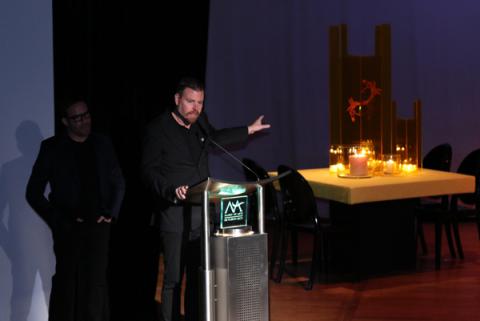 Julio Cintrón y Emilio Olabarrieta presentan una muestra de la ambientación del evento.
